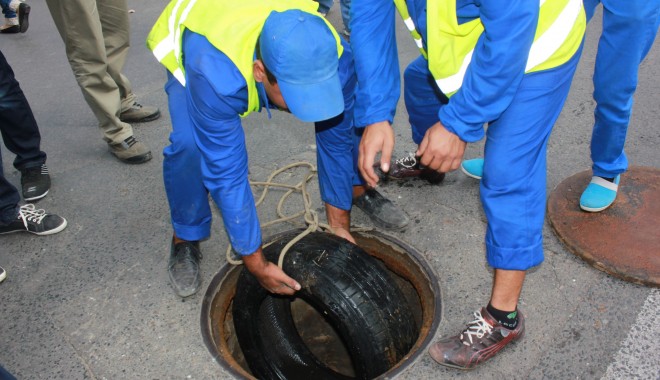 FĂRĂ LIMITE! Iată ce au găsit echipele care curăță canalizarea pe conductele din cartierul Coiciu. VEZI FOTO - rajadesfundarecanalizare-1378811266.jpg