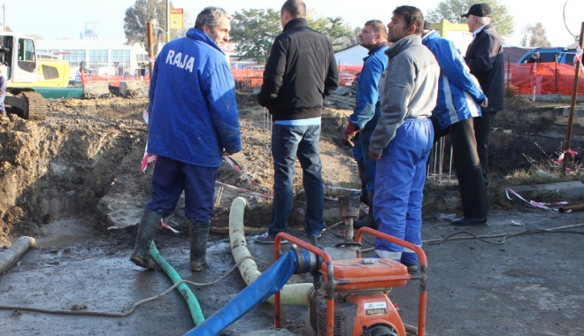 Atenție,  se oprește apa în Medgidia! - rajamuncitorilucrareziuadeconsta-1473347138.jpg