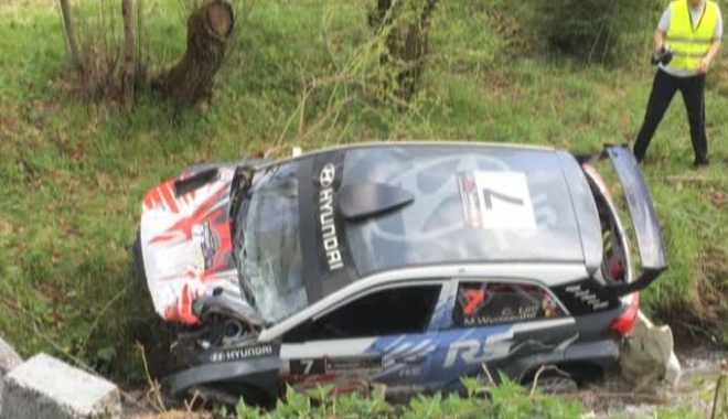 GRAV ACCIDENT LA RALIU. Un echipaj s-a izbit cu mașina într-un stâlp - raliu87650800-1494142056.jpg