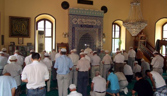 Musulmanii intră, astăzi, în luna sfântă a Ramazanului - ramazan-1526398523.jpg