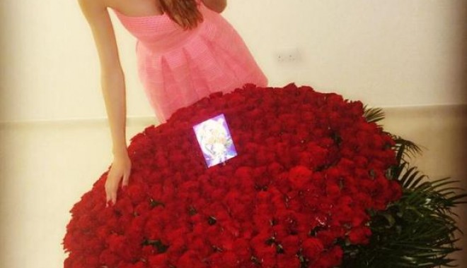 Împăcare cu iubitul arab? Ramona Gabor a primit un buchet uriaș de trandafiri - ramonatrandafiri-1411480554.jpg