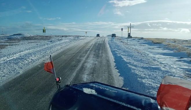 Vântul puternic a rupt mai mulți brazi la Rânca. Au căzut pe Transalpina, cea mai înaltă șosea din țară - ranc-brazi-doborati-vant-1707140815.jpg