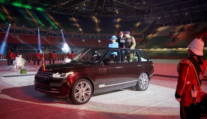 Cum arată SUV-ul decapotabil dedicat Reginei Marii Britanii - rangeroverstatereviewvehicle7611-1434120265.jpg