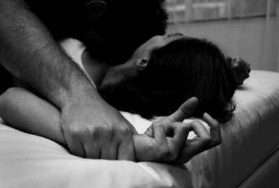 Adolescentă de 15 ani, violată de șase băieți și filmată cu telefonul mobil - rape2-1321552594.jpg