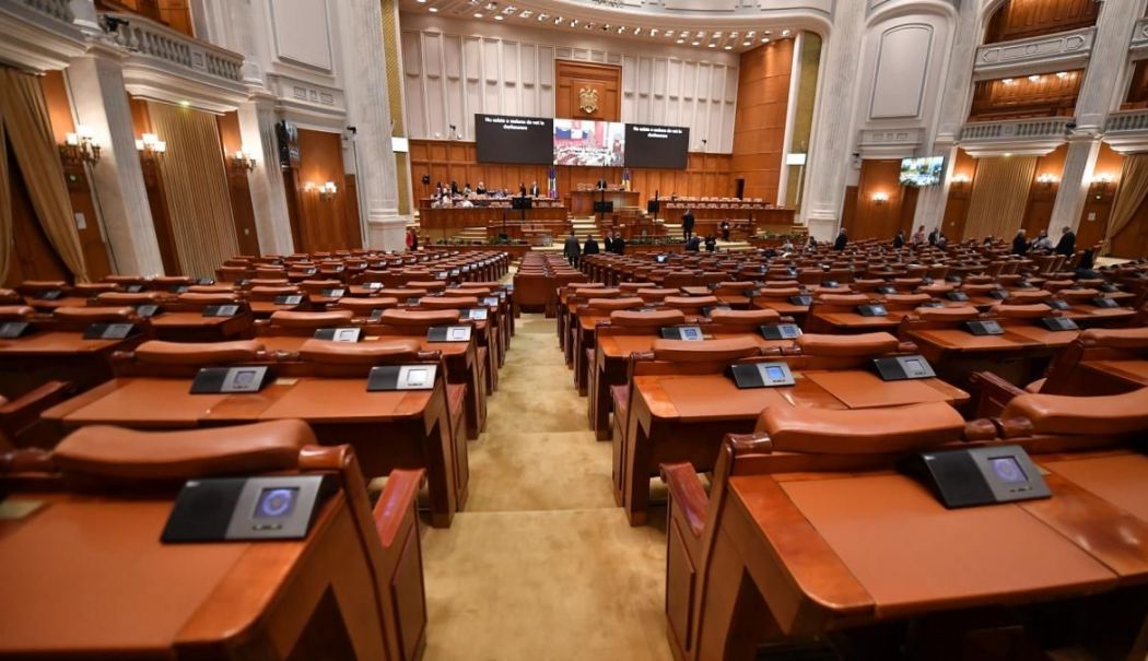 Raportul Comisiei de validare a mandatelor este aprobat în Senat. Noii senatori depun jurământul