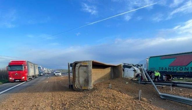 Accident cu o victimă! Un autotren cu nisip s-a răsturnat pe autostradă