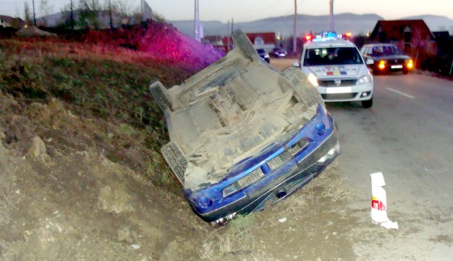 S-au răsturnat cu mașinile, din cauza vitezei excesive - rasturnatcumasinilevitezaexcesiv-1385916315.jpg