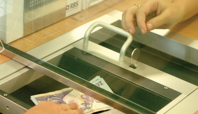 Vești proaste pentru cei care au de plătit rate în lei. ROBOR a ajuns la maximul ultimilor trei ani - rata-1507798661.jpg