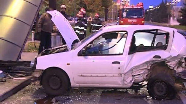 GRAV ACCIDENT! Doi oameni, spulberați într-o stație - ratb30600900-1477816404.jpg