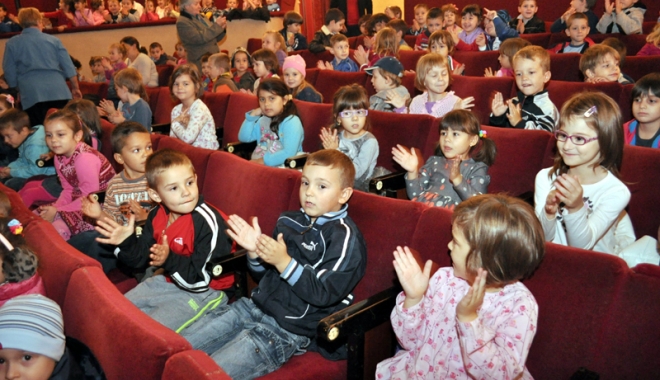 Duminică, toții copiii merg la teatru! - ratuscaceaurata-1506702550.jpg