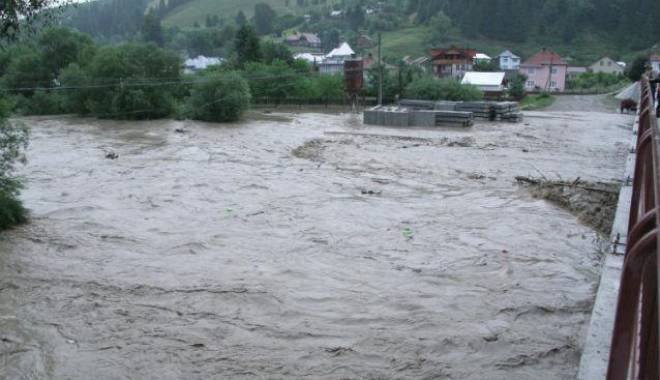Cod galben de inundații pe mai multe râuri din țară - rau-1440081043.jpg