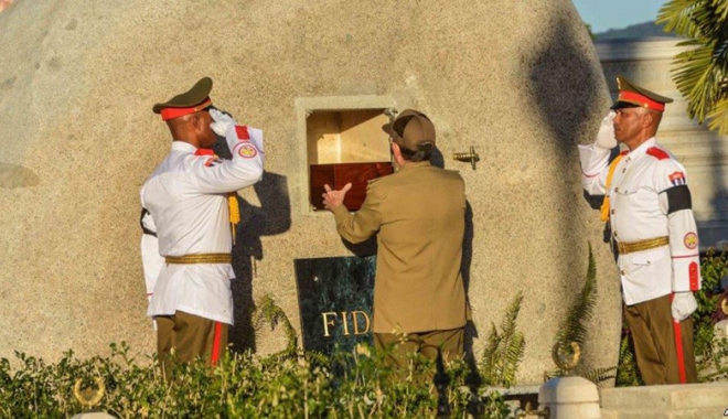 Raul Castro a depus cenușa fraților mai mari  în cavoul familiei - raul-1481116959.jpg