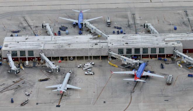 Accident tragic pe aeroport! Un angajat a murit 'aspirat' de motorul unui avion