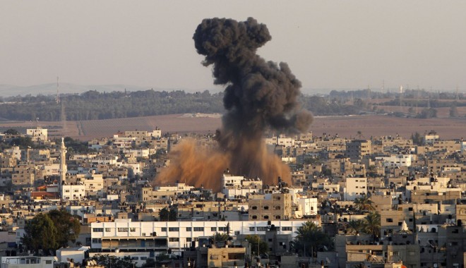 Cel puțin șapte oameni au murit noaptea trecută în urma raidurilor israeliene în Fâșia Gaza - razboi-1405159685.jpg