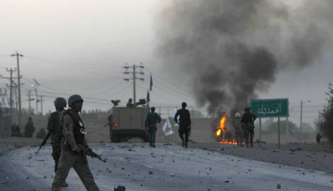 Afganistan: Guvernatorul unui district și trei polițiști, uciși într-o explozie - razboi-1434290501.jpg