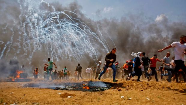 GALERIE FOTO / MĂCEL ÎN GAZA. Peste 40 de morți și 1.000 de răniți, în ziua inaugurării Ambasadei SUA din Ierusalim - razboi5-1526309796.jpg