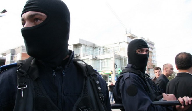 LA ACEASTĂ ORĂ Polițiștii bucureșteni efectuează percheziții în Constanța! - razie1334128675-1350375534.jpg