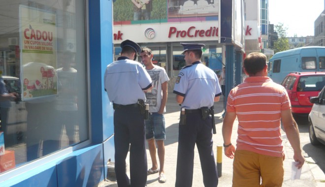 Polițiștii patrulează, astăzi, în preajma piețelor - raziepolitistigrivitei1346949028-1371455524.jpg