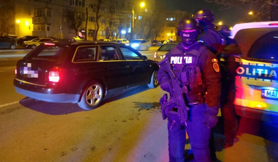 Razii cu poliţişti mascaţi înarmaţi pe străzile din Constanţa. Sute de şoferi verificaţi pentru alcool şi droguri - razii-politisti-sas-1713704610.jpg