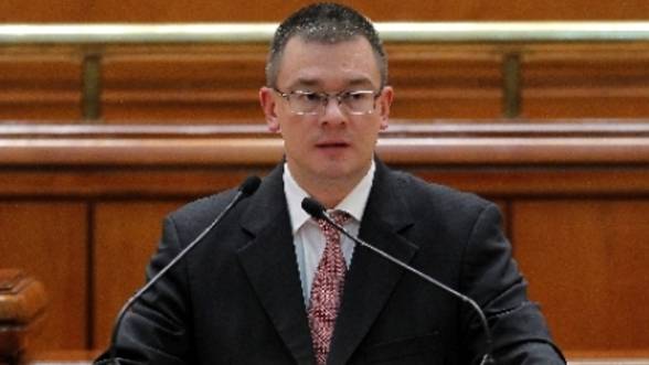 Ungureanu: Voi candida la parlamentarele din 2 decembrie, voi decide dacă la Senat sau la Cameră - razvanungureanupregatitsasiprezi-1344941596.jpg