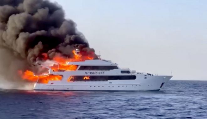 O ambarcațiune a luat foc pe mare. Trei persoane sunt dispărute