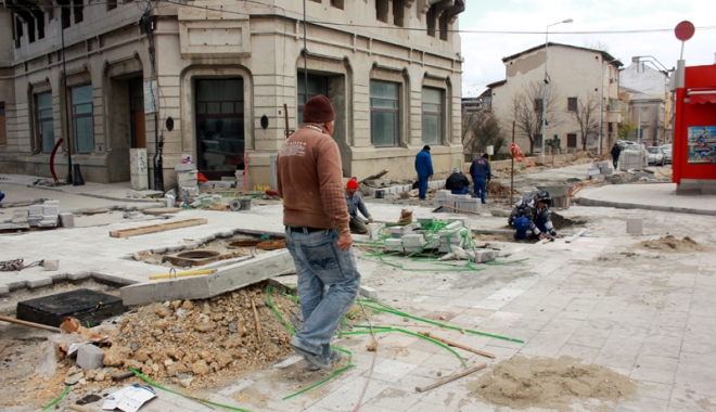 Deputații pun biciul pe constructorii iresponsabili. Garanție de cinci ani pentru lucrările publice - reabilitarepiataovidiu6-1472051853.jpg