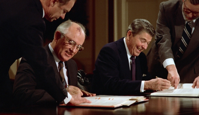 Moscova acuză Washingtonul că amplasarea scutului antirachetă în România încalcă un tratat ruso-american - reaganinftreaty-1493541244.jpg