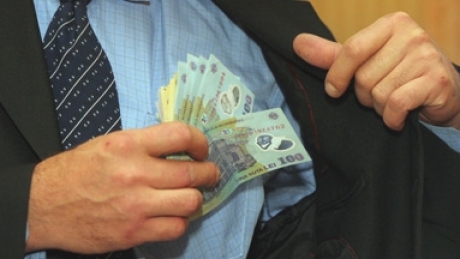 FMI ar putea accepta măriri de pensii și salarii la jumătatea lui 2012 - real-1320312518.jpg