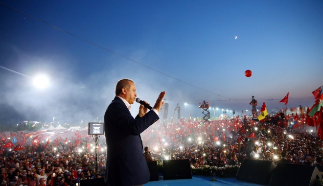 Erdogan anunță că, anul viitor, Turcia ar putea organiza un referendum pe tema procesului de integrare europeană - receptayyiperdogan-1479139023.jpg