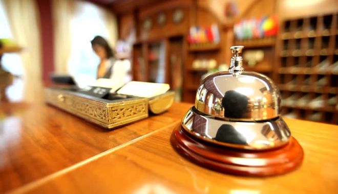 Reguli pentru hoteluri după 15 mai: Mesele vor fi servite în cameră, cu tacâmuri și veselă de unică folosință - receptie-1589036168.jpg