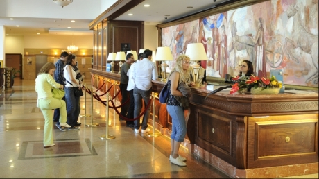 Aproape 70.000 de români și-au depus CV-urile pentru un job în străinătate, în iulie - receptioner39485000-1312617014.jpg