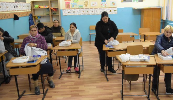 Rechizite gratuite pentru adulții din cartierul  