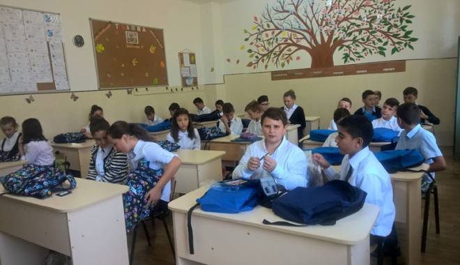 Rechizite și burse pentru elevii din Agigea și Lazu - rechizitesiburse-1442337872.jpg