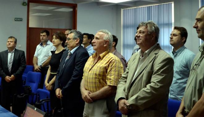 Rectorul Sorin Rugină, alături de foștii studenți - rectorulcopy-1435770806.jpg