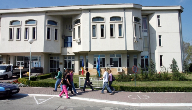 Rectorul Sorin Rugină iese la plantat copaci - rectorulsorinrugina-1461775197.jpg