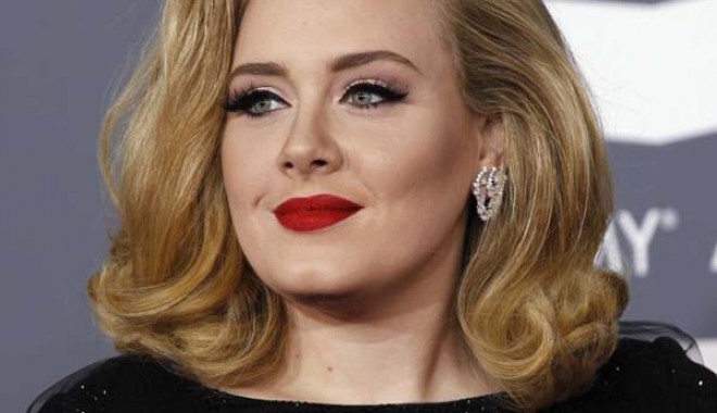Cântăreața Adele este însărcinată - redlipstickadelleredcarpetbeauty-1341046000.jpg