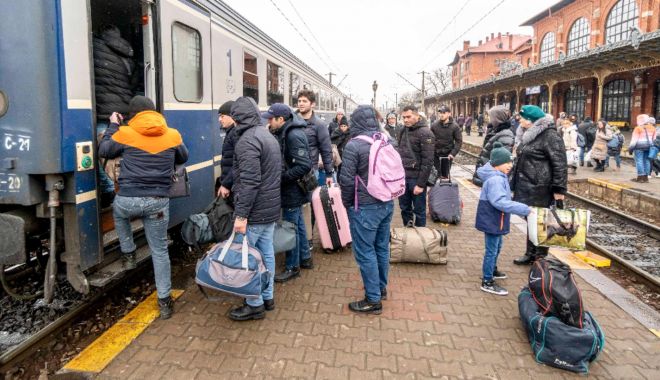 Un tren cu 1.500 de refugiaţi din Ucraina se îndreaptă către București - refugiati-1646755217.jpg