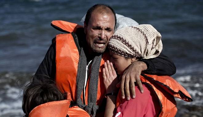 Imagini șocante. Zeci de copii de refugiați, scoși pe jumătate morți din apele mării - refugiaticopii1-1446194134.jpg