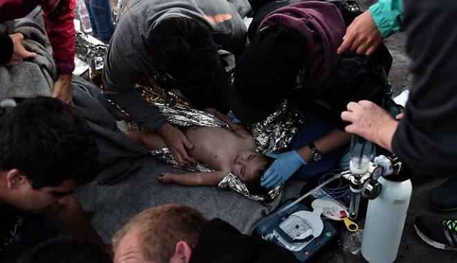 Imagini șocante. Zeci de copii de refugiați, scoși pe jumătate morți din apele mării - refugiaticopii10-1446194187.jpg