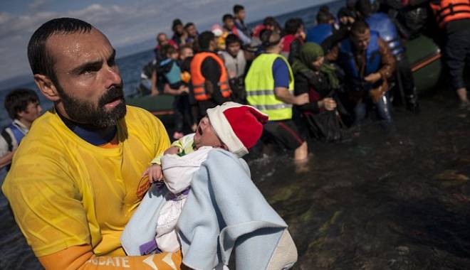 Imagini șocante. Zeci de copii de refugiați, scoși pe jumătate morți din apele mării - refugiaticopii11-1446194193.jpg