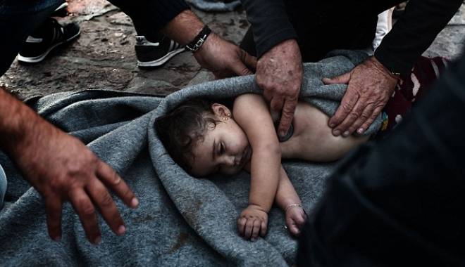 Imagini șocante. Zeci de copii de refugiați, scoși pe jumătate morți din apele mării - refugiaticopii4-1446194146.jpg