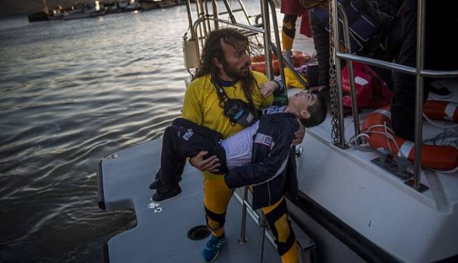 Imagini șocante. Zeci de copii de refugiați, scoși pe jumătate morți din apele mării - refugiaticopii6-1446194164.jpg