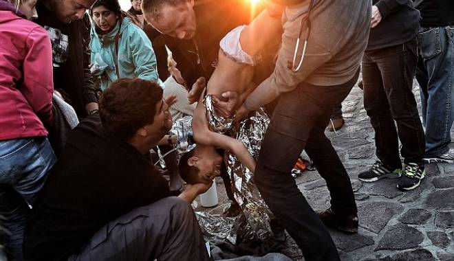 Imagini șocante. Zeci de copii de refugiați, scoși pe jumătate morți din apele mării - refugiaticopii8-1446194175.jpg