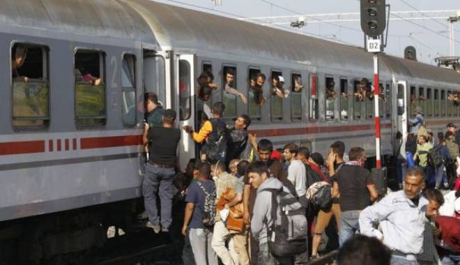 Sute de migranți au încercat să intre în enclava spaniolă Ceuta, la granița cu Marocul - refugiaticroatiaungaria7465x390-1451058927.jpg
