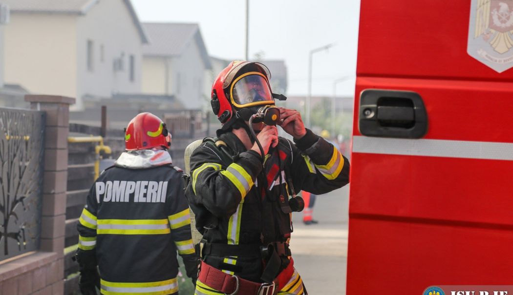 Alertă la forarea unui puţ! O refulare de apă şi noroi, cu miros de gaz metan i-a panicat pe oamenii din zonă