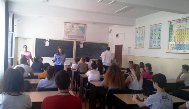 Elevii din Constanța, avertizați despre capcanele Internetului - refuz1528392026-1568357437.jpg