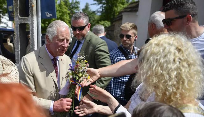 Regele Charles, întâmpinat de zeci de săteni la Viscri, în ultima zi a vizitei sale în România