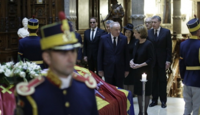 Înmormântarea Reginei Ana: Peste o mie de persoane au participat la slujba din Piața Palatului Regal din Capitală - regina-1471083602.jpg