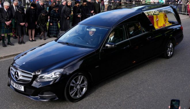 Sicriul Reginei Elisabeta a II-a a ajuns la Edinburgh și a fost depus la Palatul Holyroodhouse