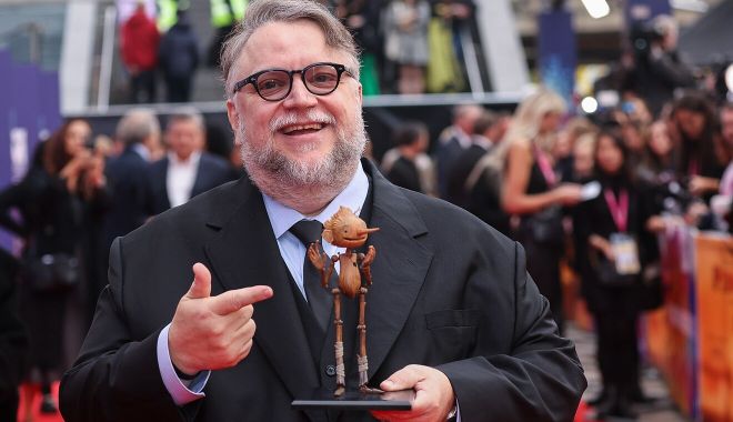 Regizorul Guillermo del Toro explorează tema fascismului în propria versiune a poveştii 